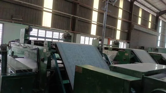 Cross-lapping machine layering fiber web